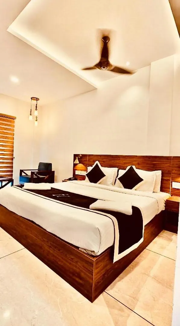 Hotel Skylark Holidays Premium Munnar 4*,