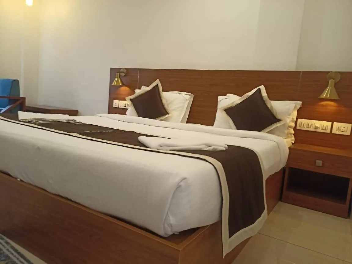 Hotel Skylark Holidays Premium Munnar